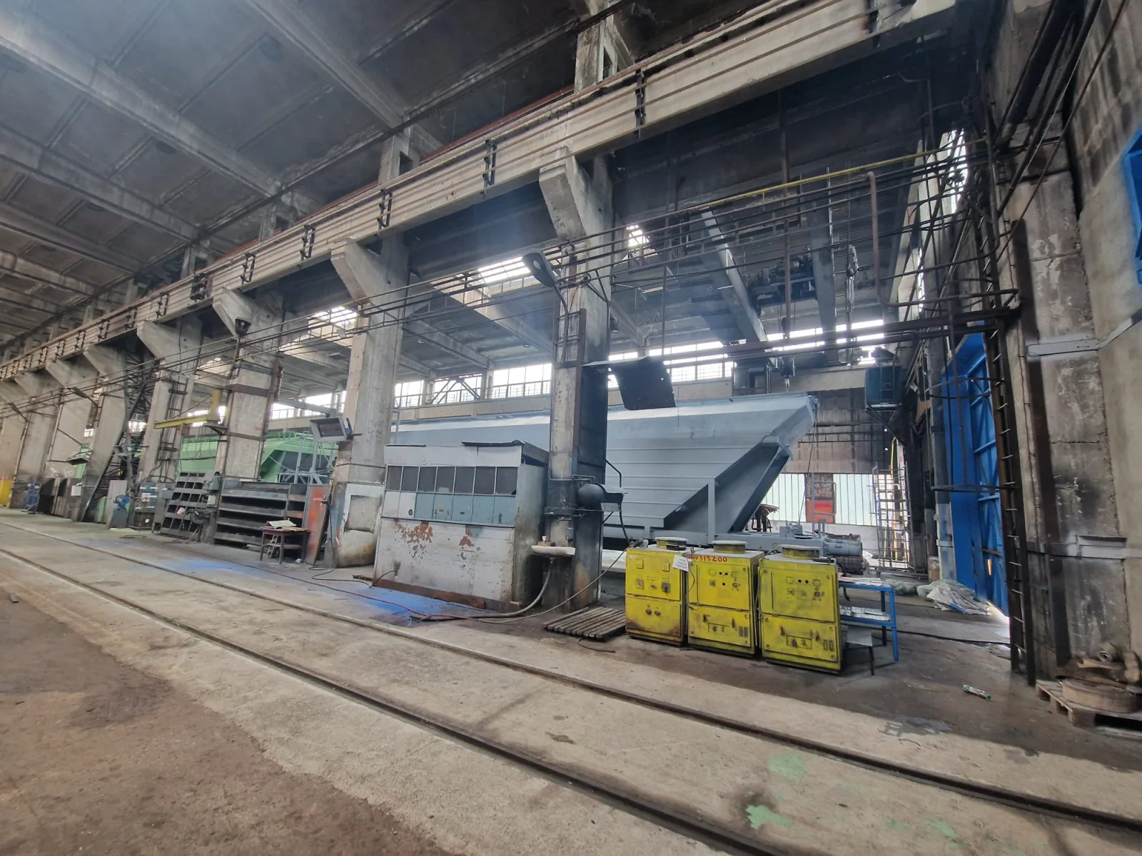 Vagon aflat în lucru într-o hală industrială